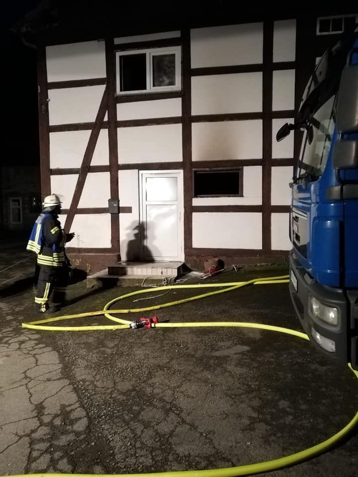 Mehr über den Artikel erfahren Brennendes Haus in Stirpe
